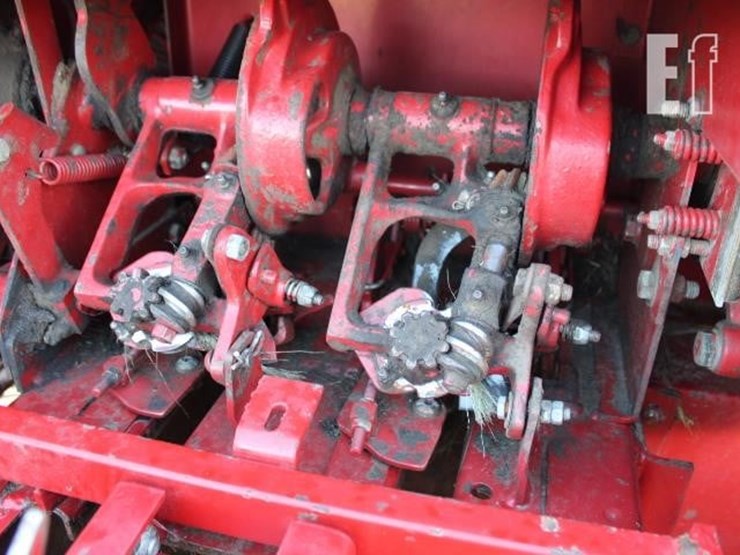 new-holland-570-image-9