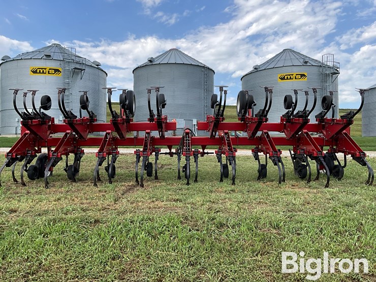 case-1820-16r30”-3-pt-row-crop-cultivator-image-6