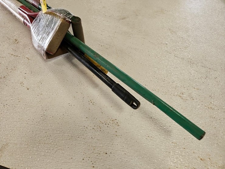#9213-•-assorted-shovel-and-broom-handles-image-4
