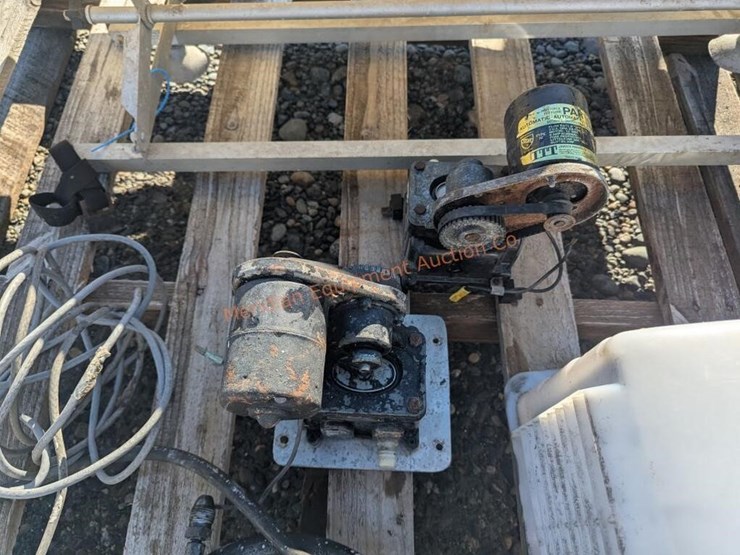 crate-assorted-rv-parts-and-supplies-image-10