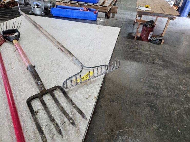 #9230-•-rack-of-assorted-yard-tools-image-8