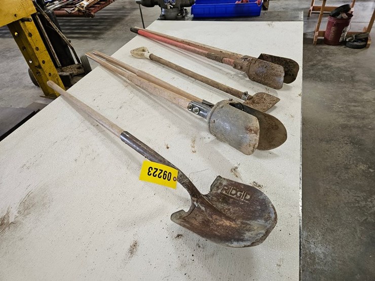 #9223-•-rack-of-assorted-yard-tools-image-4