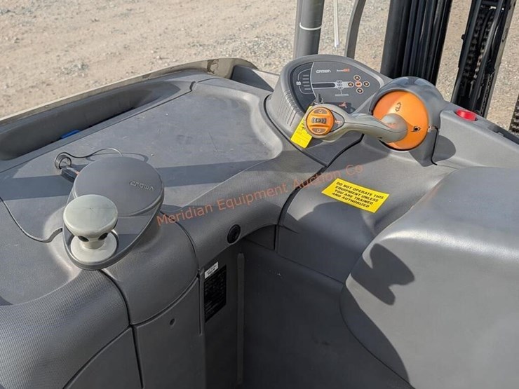 crown-rc5535-35-stand-up-forklift-image-35