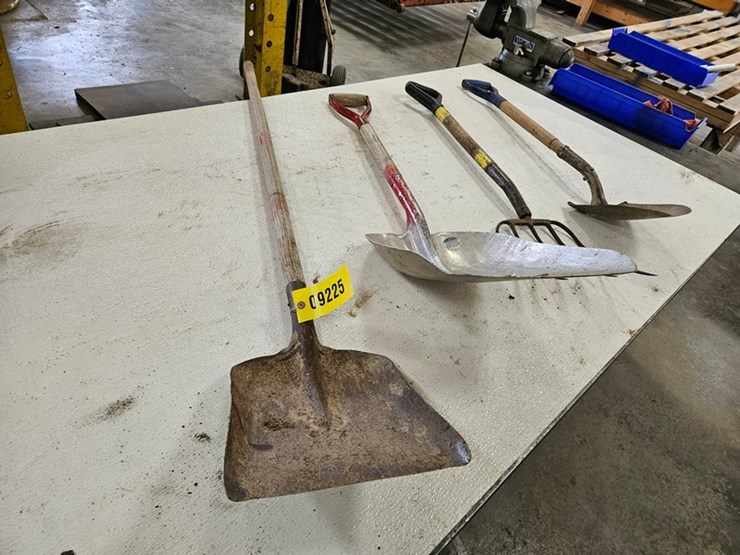#9225-•-rack-of-assorted-yard-tools-image-3