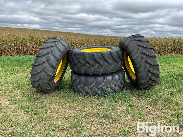 firestone-710/70r42-sprayer-flotation-tires-on-jd/titan-rims-image-2