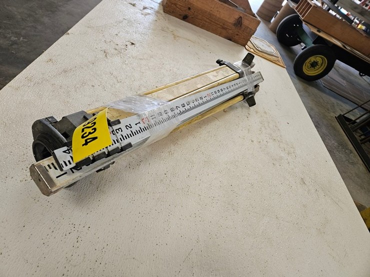 #9234-•-laser-level-tripod-and-measuring-sticks-image-3