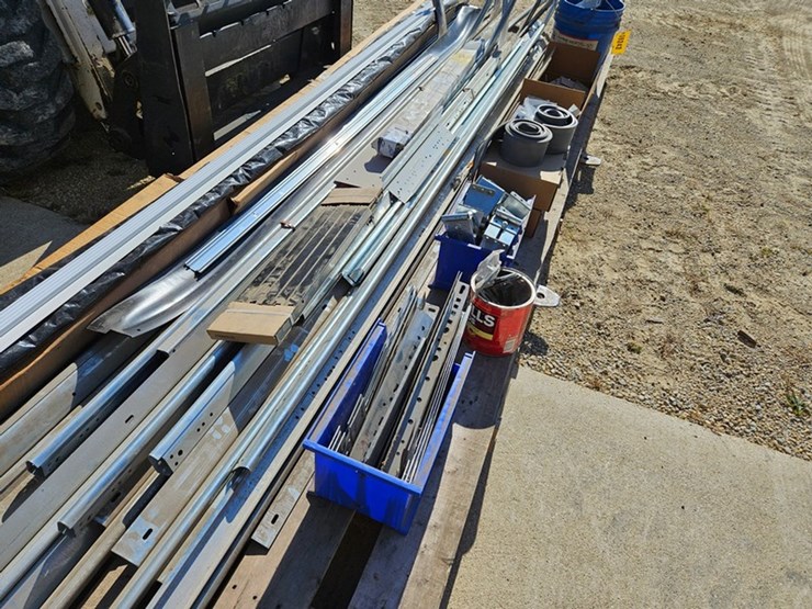 #9242-•-pallet-of-garage-door-parts-image-9