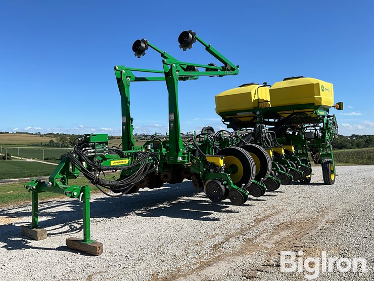 2022-john-deere-1775nt-maxemerge-5-ccs-16r30”-planter-image-1