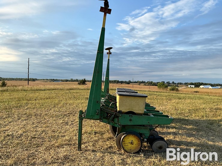 john-deere-7100-6r30”-3-pt-planter-image-8