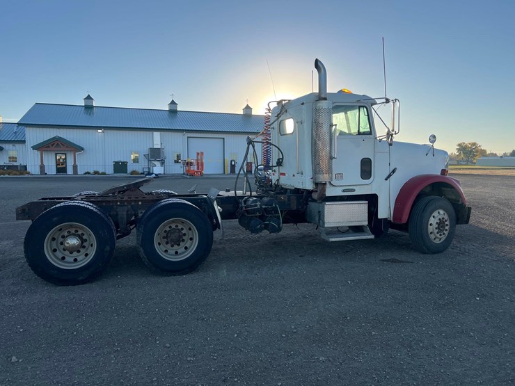 1996-freightliner-day-cab-image-4