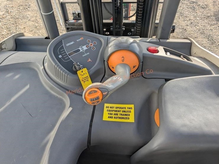 crown-rc5535-35-stand-up-forklift-image-9