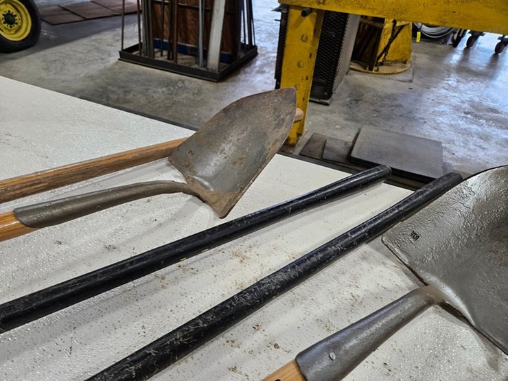 #9218-•-(8)-rack-of-shovels-image-8