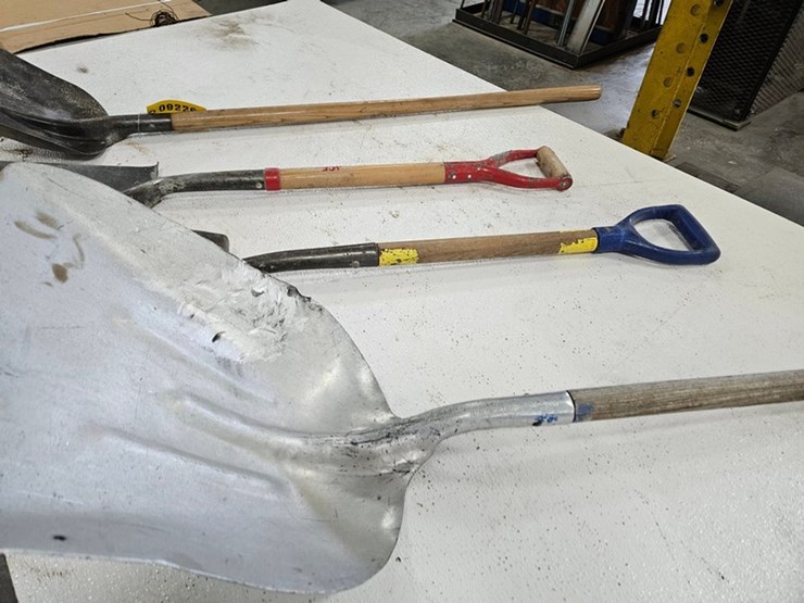 #9226-•-rack-of-assorted-shovels-image-10