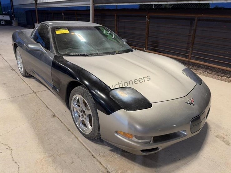 2004-chevrolet-corvette-coupe-image-2