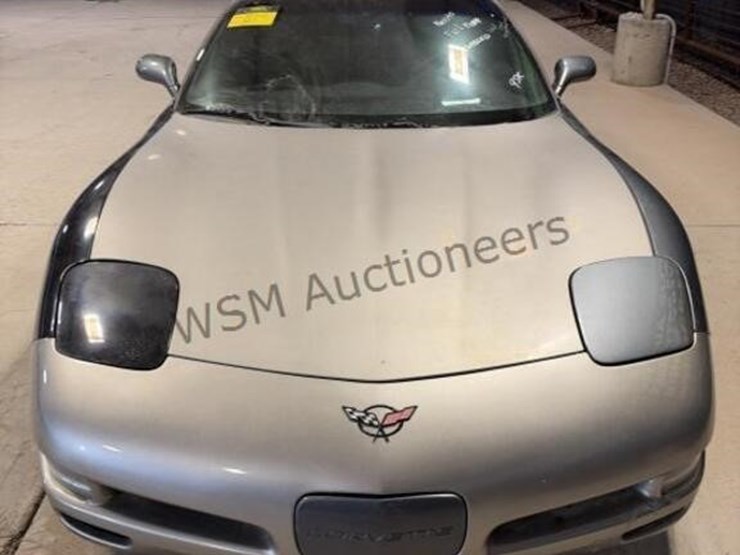 2004-chevrolet-corvette-coupe-image-3