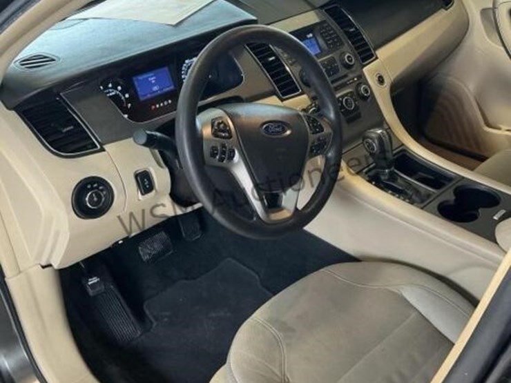 2017-ford-taurus-sdn-image-21
