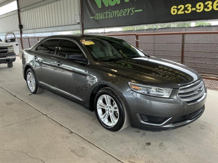 2017-ford-taurus-sdn-image-2