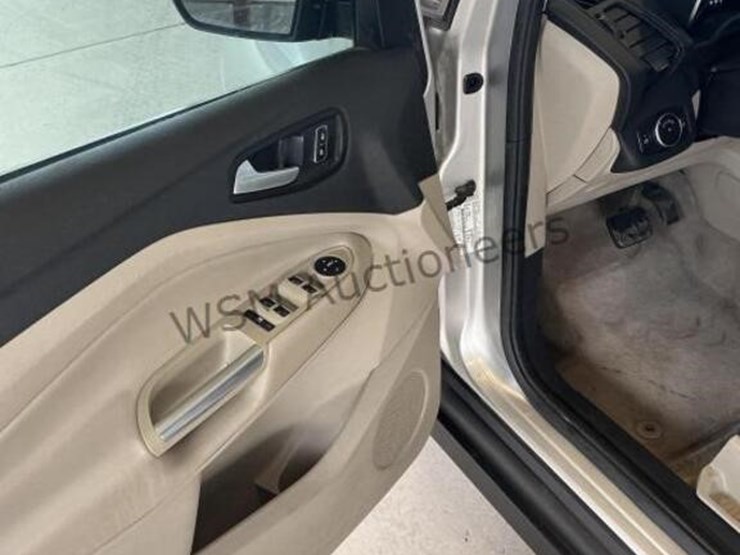 2016-ford-c-max-hybrid-wagon-image-23