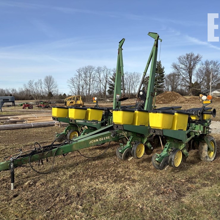 JOHN DEERE 7200 CORN PLANTER 8071