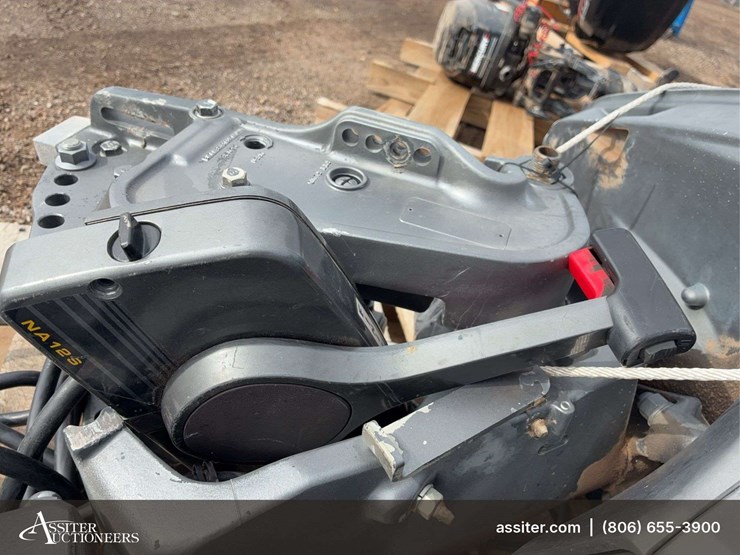 1995-200hp-suzuki-outboard-motor-image-9