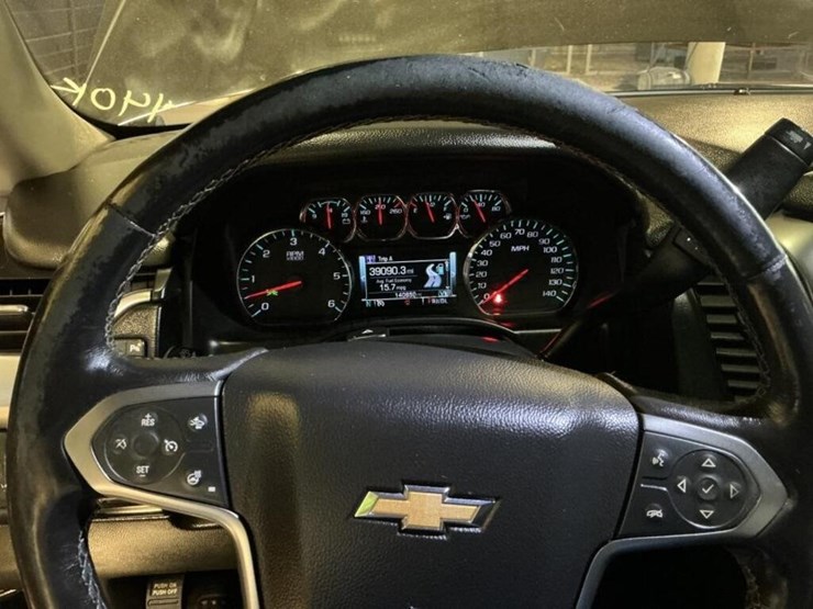 2018-chevrolet-suburban-suv-image-17