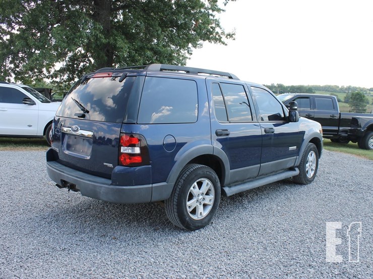 2006-ford-explorer-xlt-image-4