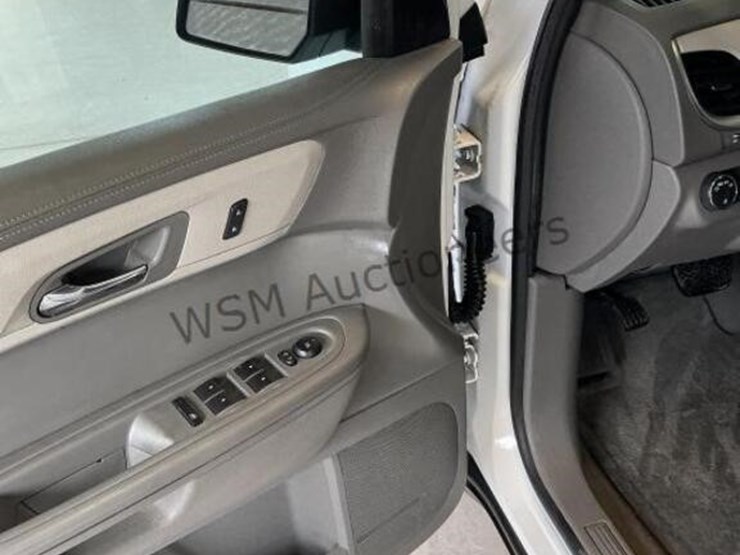 2016-chevrolet-traverse-suv-image-23
