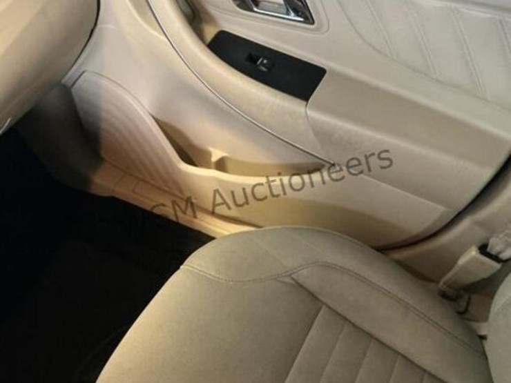 2017-ford-taurus-sdn-image-19