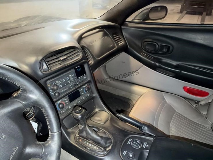 2004-chevrolet-corvette-coupe-image-23